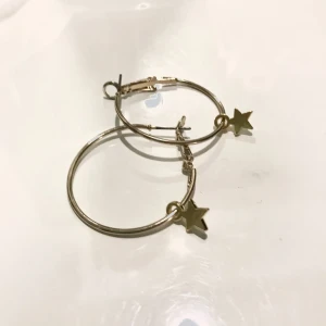 Runda örhängen - Ett par runda guldfärgade örhängen med stjärnor. 30kr plus frakt! DM vid intresse eller frågor ⭐️