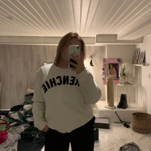 Sweatshirt - Sweatshirt med tryck, var oversized i början men den krympte i tvätten. 