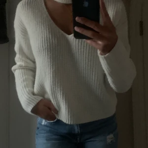 Stickad tröja - Jätte fin vit stickad tröja med en snygg hals detalj! Storlek: xs/s. Knappt använd, bra skick. 