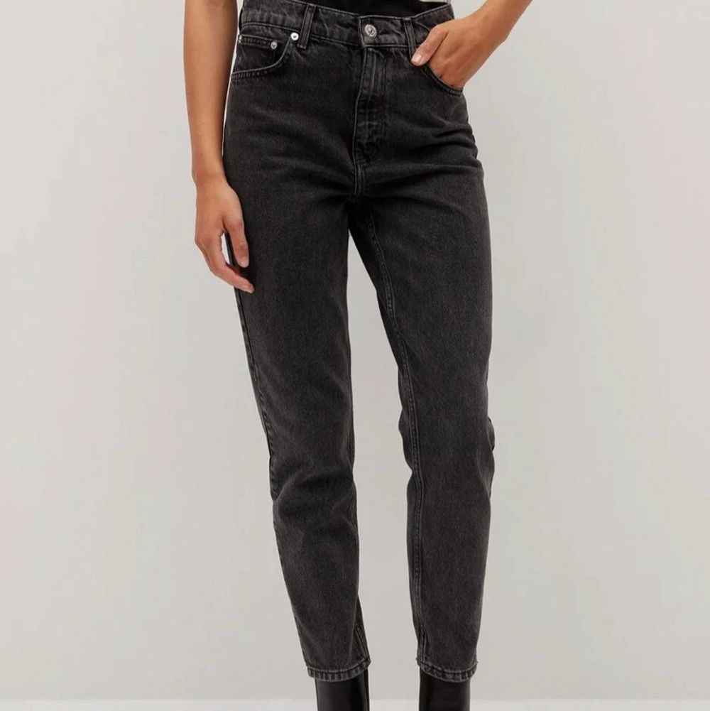 Jättesnygga högmidjade mom jeans från mango. Aldrig använda eftersom dom är för små i midjan. 💞Nypris: 399. Jeans & Byxor.