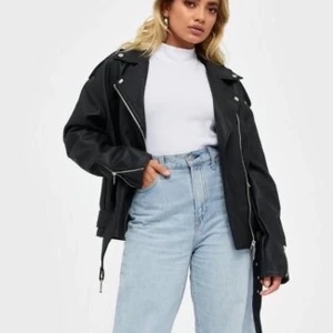 Skinnjacka  - Skit snygg skinnjacka från Missguided💖 den är helt ny, använd endast en gång (därav priset) men säljer då jag inte tycker den passar mig riktigt😊 nypris ca 500.         Pris går att diskuteras vid snabb affär 