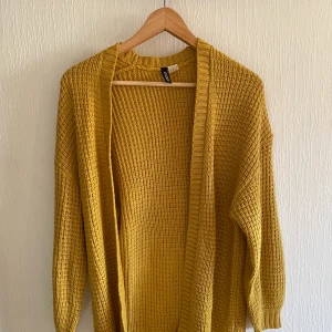 NY kofta hm stl XS - Gul kofta från H&M. Endast testad. 