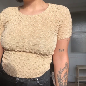 Guldig T-shirt - Säljer superhärliga utstickande T-shirten då den tyvärr är lite för liten för mig :( köpt på secondhand! Möts upp i Malmö, annars står köparen för frakt 🥰