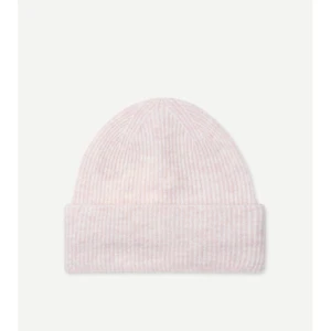 Samsoe samsoe mössa - Säljer den trendiga Samsoe mössan i färgen BubbleGum pink (se andra bilden). Sparsamt använd, som ny. Köpte på Samsoe på Åhlens förra vintern för 399kr, säljer för 169kr.