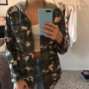 Camo jacket - Camo jacka från hm i storlek 36, med ”grå hoodie luva” 