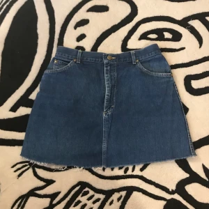 Mörkblå jeanskjol - Jeanskjol i så snygg färg! Köparen betalar frakt, tar Swish 