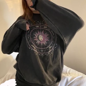 Sweatshirt från pull&ber 😽🥰 - Sjukt skön och mysig ☺️💓 Den är strl XS men skulle passa alla från XS-M/L beroende på önskad passform 😉 kontakta mig vid frågor/intresse! Frakt läggs på priset 🚚 (möts ej upp!)