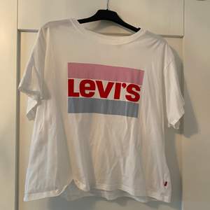 Levis t-shirt, jätte fin, storlek S, lite halvt magmidjad. PRISET ÄR INKLUSIVE FRAKT!!!!!!