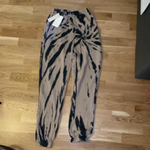 Pull & bear tiedye byxor storlek M - Köpte dom nyligen i Sthlm och provade de ej då provrummen var fulla, storlek M men känns som S så sitter ganska tajta. Super sköna och super fina, kommer defenetivt köpa dessa igen bara i större storlek 
