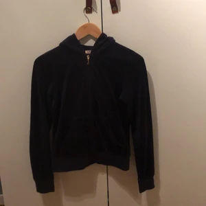 Juicy couture jacka - Säljer denna mörkblåa juicy jackan i väldigt bra skick! Inte alls utsliten/urtvättad utan har kvar velourlystret😍