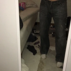 Baggy jeans - Grå svarta baggy jeans från batistini. Jag är 175 och de går ner till marken på mig. De är stora i midjan 