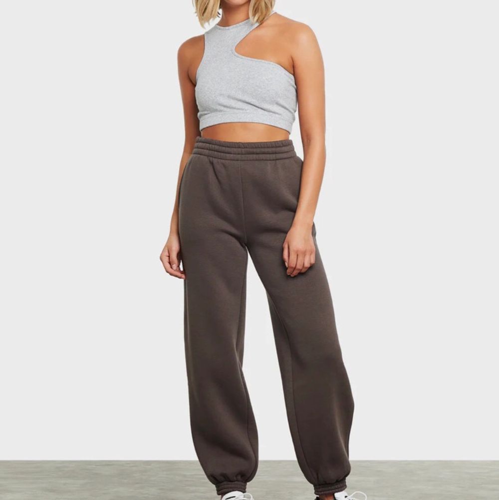 *Högsta bud 240*Supersnygga oversized mjukisbyxor från bikbok! I stl XS men passar även S och M enligt mig då de är väldigt oversized men sitter åt perfekt i midjan💕 Använda ett fåtal gånger och säljer då jag inte använder de💛 Buda från 200kr☺️ *Lånad bild. Jeans & Byxor.