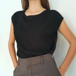 Glittrig festtröja i storlek S - Tröjan är något glittrigare i verkligheten. Baksidan är blank. Storlek S från märket promod. Mycket gott skick.