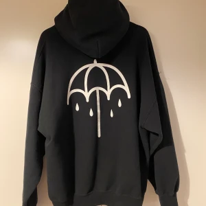 BMTH merch oversized hoodie - Bring Me The Horizon merch hoodie från en av deras konserter för nåt år sedan. Oversized modell