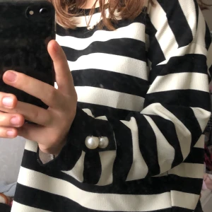 Randig tröja med knappar - Aldrig använd. Har knappar på ärmarna och är jätteskön