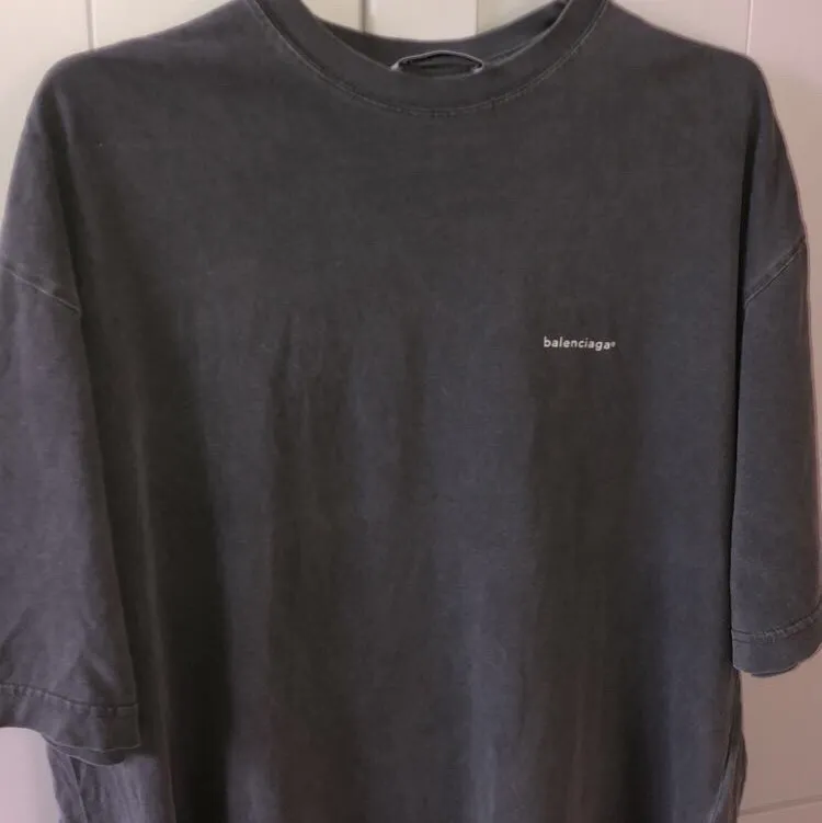 Balenciaga T-shirt overzie sjävklart äkta. Köpt på NK i Göteborg för 3300. Säljer för 1500 inklusive frakt💫. T-shirts.