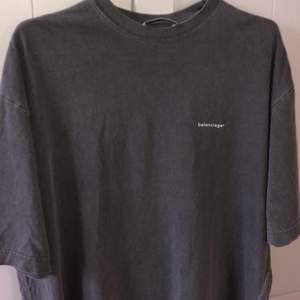 Balenciaga T-shirt overzie sjävklart äkta. Köpt på NK i Göteborg för 3300. Säljer för 1500 inklusive frakt💫