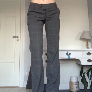 Gråa kostymbyxor - Ganska lågmidjade kostymbyxor i storlek 36. Jag är 170 och de går ner till golvet. Skriv gärna för fler bilder eller mått!! Köparen står för frakt😊