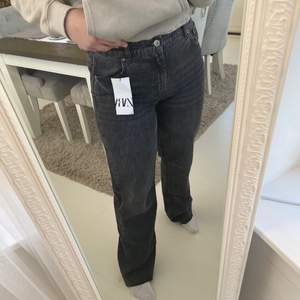 Säljer mina nyinköpta populära Zara-jeans! Prislappen är kvar och plagget är helt i nyskick, endast testade. Inga slitage m.m.🖤 Byxorna passar mig som växlar mellan storlek 40/42✨