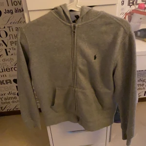 ralph lauren tröja - En jätte fin Ralph lauren tröja i stolek M men köpte den på kidsbrandstor så skulle säga att de är en XS. Jätte fint skick💗