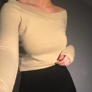 Tröja Ginatricot  - Beige tröja från ginatricot (mer beige i verkligheten och inte lika gul som på bilderna) Använd fåtal gånger, pris: 60kr +frakt 💕