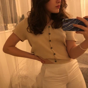 Ribbad tshirt - Jättefin tröja men so tyvärr inte kommer till användning längre. Storlek XL, men jag själv brukar ha S på överdelar (ni kan se bild 1 hur passformen är). 💕 Kan eventuellt mötas upp i Stockholm😊