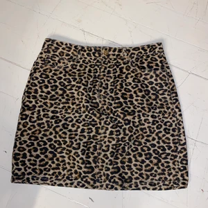 Leopardkjol - En supersöt jeanskjol med leopardmönster🐆, köpt på pieces för ca 150kr, strl L men passar mig som vanligtvis bär M💖. Enbart använd en gång så i jättefint skick. 💖Vill du ha fler bilder eller har du frågor så är det bara att höra av dig. Köparen står för frakten💖