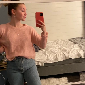 Stickad tröja från H&M säljes  - Hej säljer en stickad tröja i stl XS från H&M. Tröjan är lite stor i storleken. Säljes då den inte kommer till så stor andvändning utav mig, tveka inte på att höra av dig vid frågor, inga problem att samfrakta om du är intresserad utav flera plagg jag säljer men då kan fraktkostnaden ändras