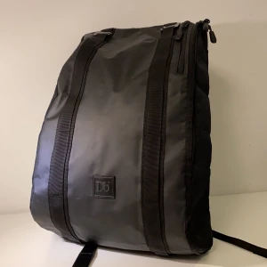 Douchebag The Base 15L - Säljer min douchebag ryggsäck då jag fick den i julklapp men knappt använt den utöver en skidresa. Alltså är den i väldigt fint skick. Nypris är 1299kr på douchebags hemsida. 
