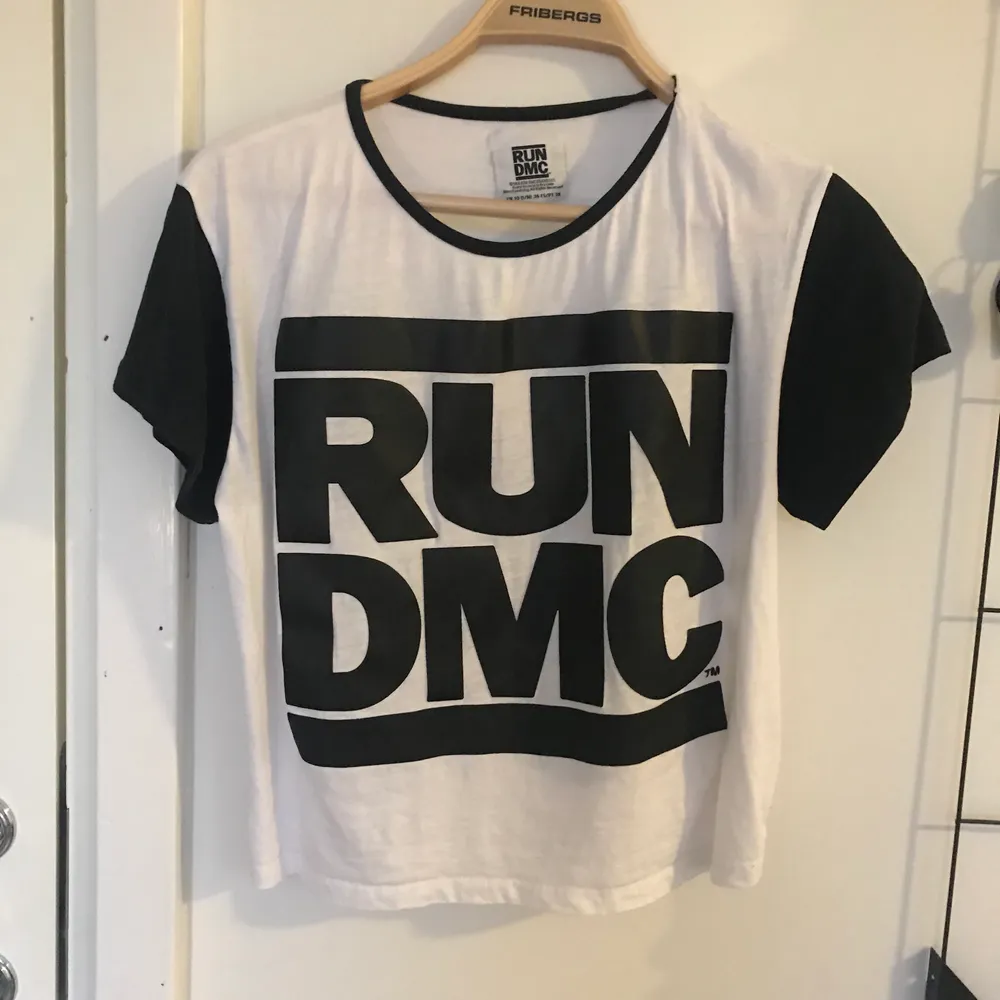 RUN DMC t-shirt i fint skick. . T-shirts.