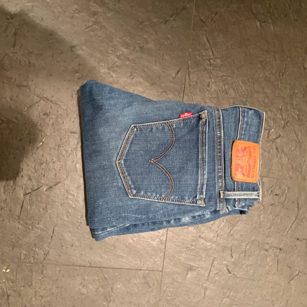Jeans från Levis strl 25 längd 32. Fint skick, använt ett fåtal gånger. 250 kr eller bud.. Jeans & Byxor.