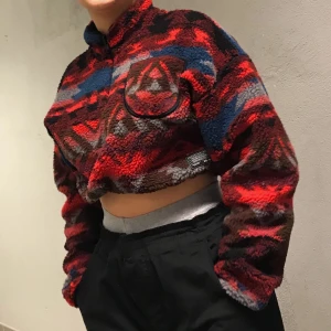 Tjocktröja  - Aaaasnice croppad tjocktröja med kort dragkedja och spänne. På de två sista bilderna ser färgerna svagare ut men de ser ut som på bild 1 i verkligheten. Använd 1 gång. Säljes pga att den är fööör cool för att bara hänga i garderoben utan att användas. Köpare står för frakt! BUDGIVNING PÅGÅR (skriv i kommentarsfält eller privat)