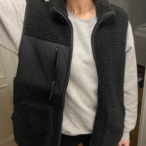 A days march, fleece- väst - Svart Teddy-bear material och storlek L. Jag är en S men tycker den sitter snyggt när den är oversized. Från A days march, nypris: 1195. Säljer pga, flytt. 