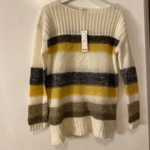 Esprit stickad tröja - Helt ny, aldrig använd. Storlek XS, passar även S. Nypris 599kr.