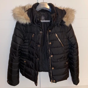 Vinter jacka  - Super fin vinterjacka från zara i storlek S! Knappt blivit använd då jag jag använde en annan och super fin! Man kan även knäppa bort fake pälsen om det skulle viljas 💕 Endast 149kr + frakten! 💕