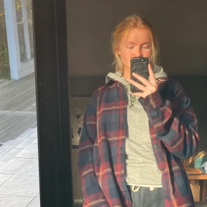 Hoodie - En tunnare ljusgrå hoodie som passr perfekt under en skjorta!! Frakt tillkommer🍄