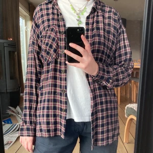 skjorta - Säljer denna snygga skjorta, perfekt till hösten, som tyvärr inte kommer till använding. Frakt tillkommer!!🌟🌟