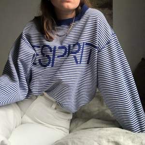 Skitsnygg, retro, avklippt blå/vit-randig sweatshirt från esprit. Passar strl S/M. Kan mötas upp i Malmö, annars står köparen för frakt💙 