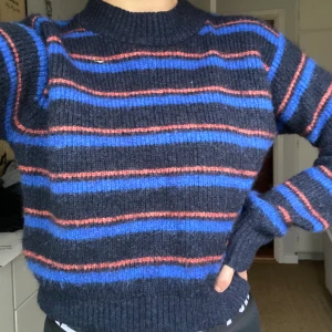 Randig tröja från weekday - Använd ett fåtal gånger. Nypris: 500kr Passar S också