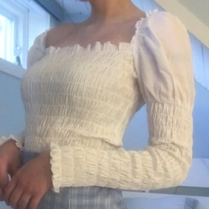 na-kd vit long sleeve S - Vit långärmad ruffle top från na-kd, helt oanvänd. (köpare står för frakt!