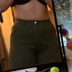 Cargobyxor - Mörkgröna cargobyxor från madlady i storlek L, passar minst lika bra på M om man inte vill ha dem så tajta. Extremt fina på rumpan. Orginalpria 500kr men säljer för 100kr + frakt🌶