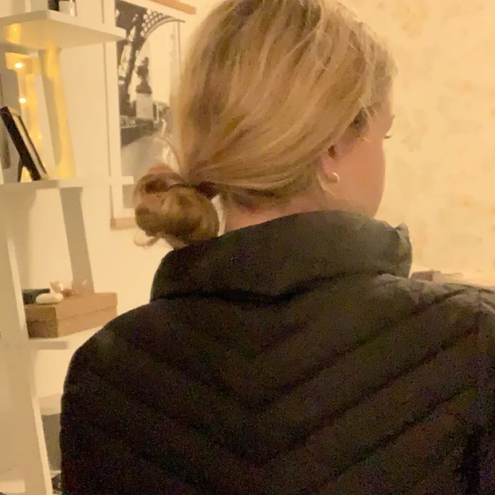 Jätte skön odd Molly dunjacka i modellen 851 downfall jacket. Super bra skick. Fickor med dragkedja på sidorna och innerficka få vänster sida. Håller värme i vinter och nypris är 1995kr och säljs 800kr inklusive frakt💘💘💘. Takit.
