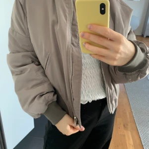 Bomberjacka från Zara - Snygg bomberjacka från Zara, köpt förra året. Storlek S. Frakt tillkommer!🥰