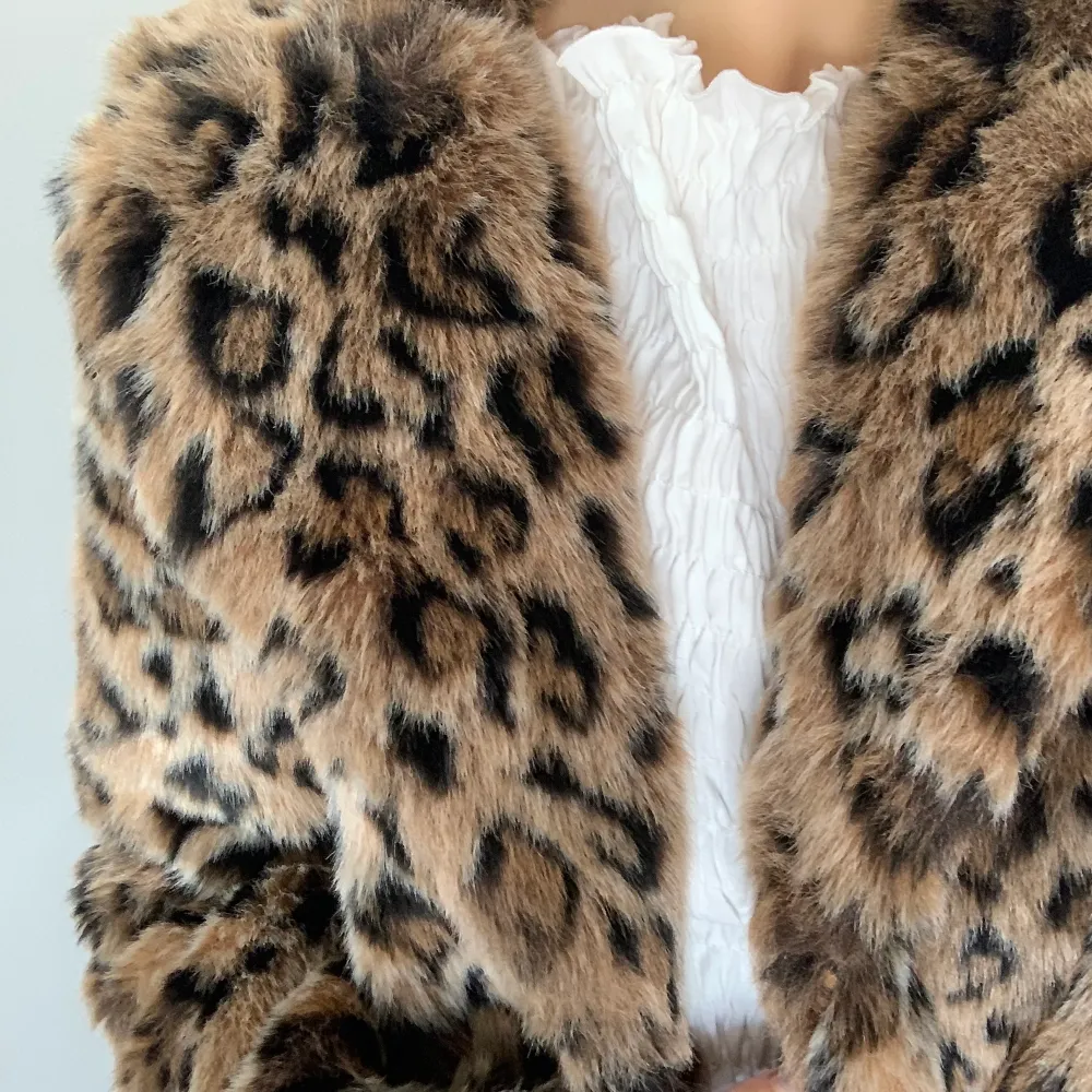 En jättefin jacka från H&M som är leopardinspirerad. Storlek 34 men passar en 36 likväl. Frakt tillkommer🌸. Jackor.