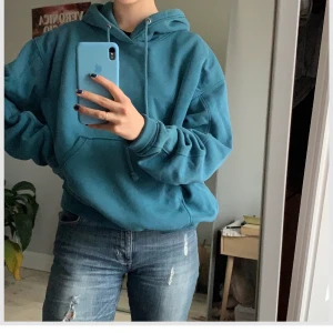 Weekday hoodie - Weekday Hoodie i en jättefin blå färg! köparen står för frakt😊