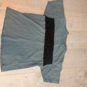 Cool t-shirt! - En cool tröja med en snygg detalj över bröstet!