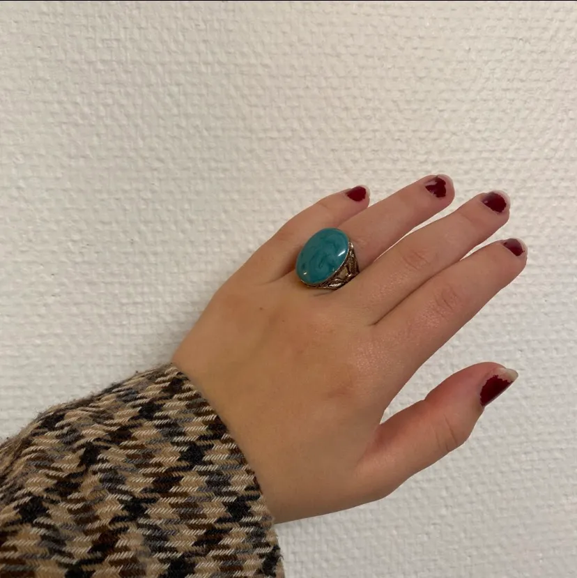 Supercoola vintage ring i guld med en blå sten!!! Ganska stor i storleken skulle säga (M/L). Riktigt fin men är lite stor för mig 😓. Accessoarer.