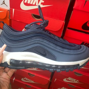Nike Air Max 97 - Nästintill helt nya Air Max 97 sneakers i en marinblå färg. Möts i Göteborg eller skickas på köparens bekostnad. Nypris 1500kr. 