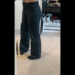 MONKI JEANS - svart/gråa Yoko byxor. Bekväma och pösiga. Bra skick 🤗 säljer pga för små :( Pris kan sänkas. 