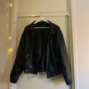 Svart skinnjacka. - Svart skinnjacka köpt second hand. Köparen står för frakt! 💕